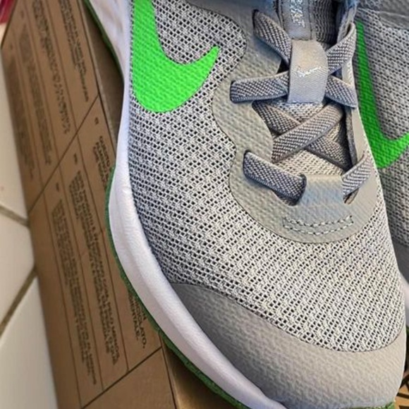 BRAND NEW boy Nike revolution grey velcro shoes size 11 C - Picture 9 of 10
